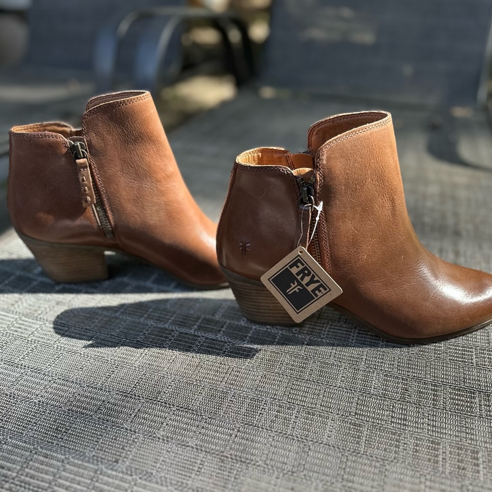NWT Frye Judith Double Zip booties size 9
